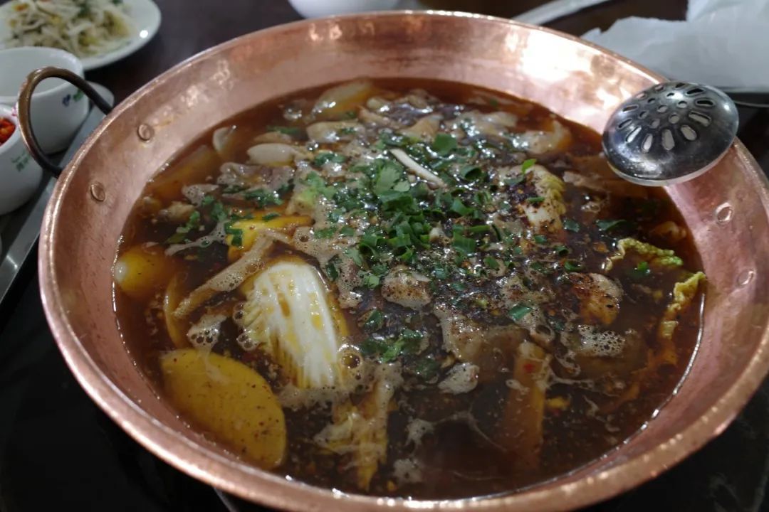 西双版纳|赏银杏泡温泉，这个边陲小镇才是秋冬顶流！