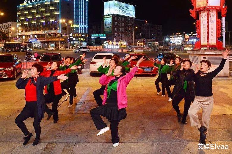 年龄一过50岁，绝对不穿这4种“大妈装”，显胖臃肿，关键显廉价