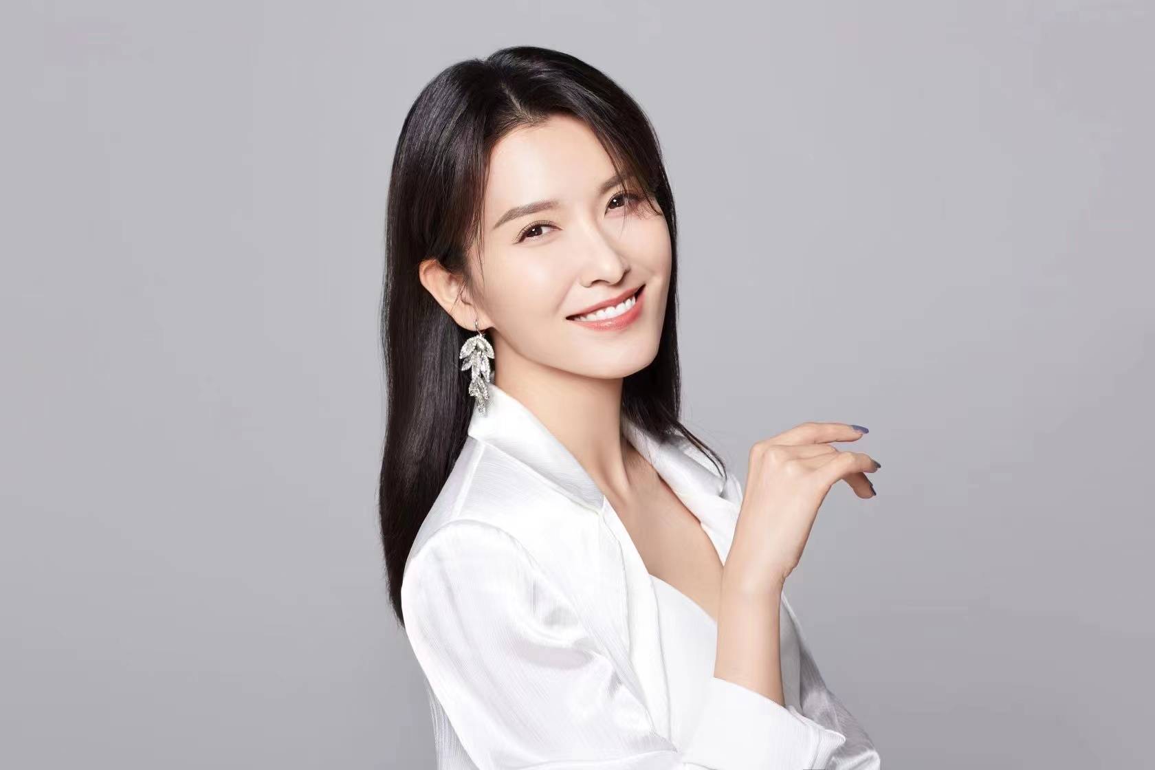 徐洁儿|徐洁儿干练写真秀气场 自信欢度女神节