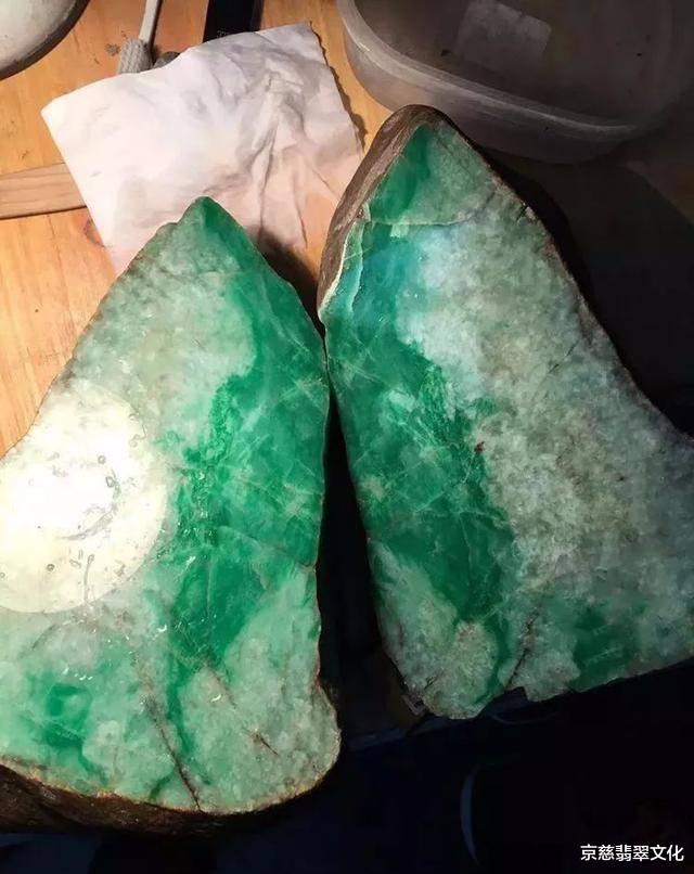 翡翠|百万买了块“阳绿”翡翠原石，没想到一刀切出“帝王裂”，这还有救吗？