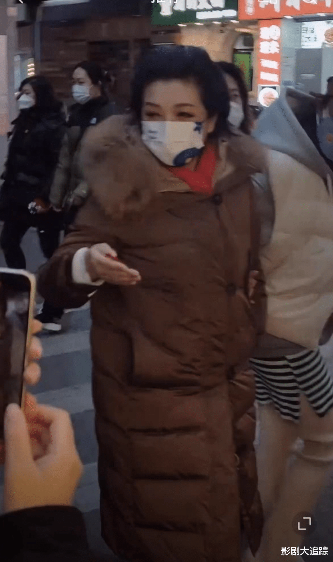 江珊|55岁江珊街边被偶遇！容颜不再变路人，身材臃肿眼角皱纹显苍老