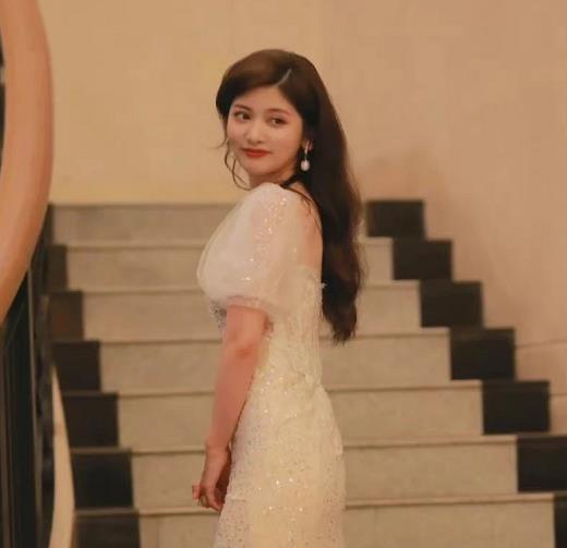 心动4|《心动4》小孔收入曝光，一条广告收费超5.5W，却说自己是穷学生