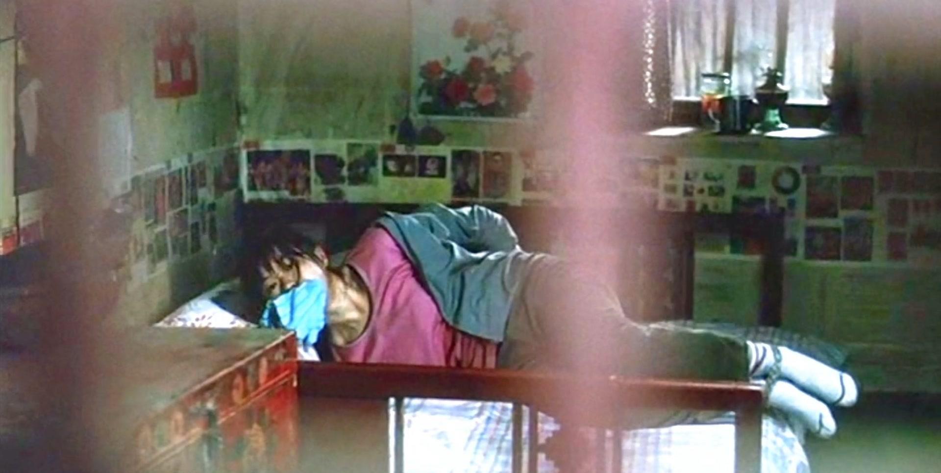 1995年,四川懒汉花120元买来女大学生,和牲口关了17年后疯了