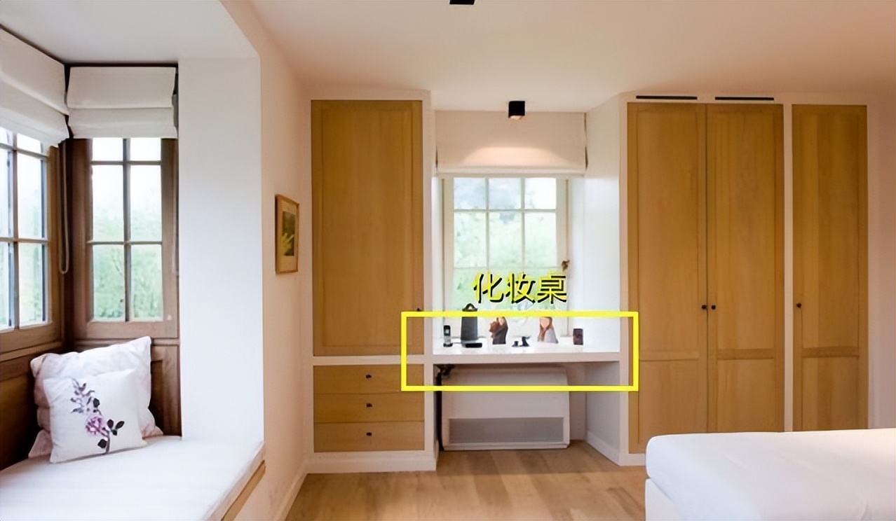 窗户2边各装一组衣柜到顶，中间做这4个设计，收纳瞬间翻了2倍