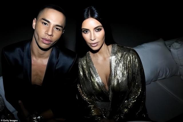 奥利|卡戴珊67岁母亲:2次婚姻失败,和小28岁黑人男友在轮船上拥吻