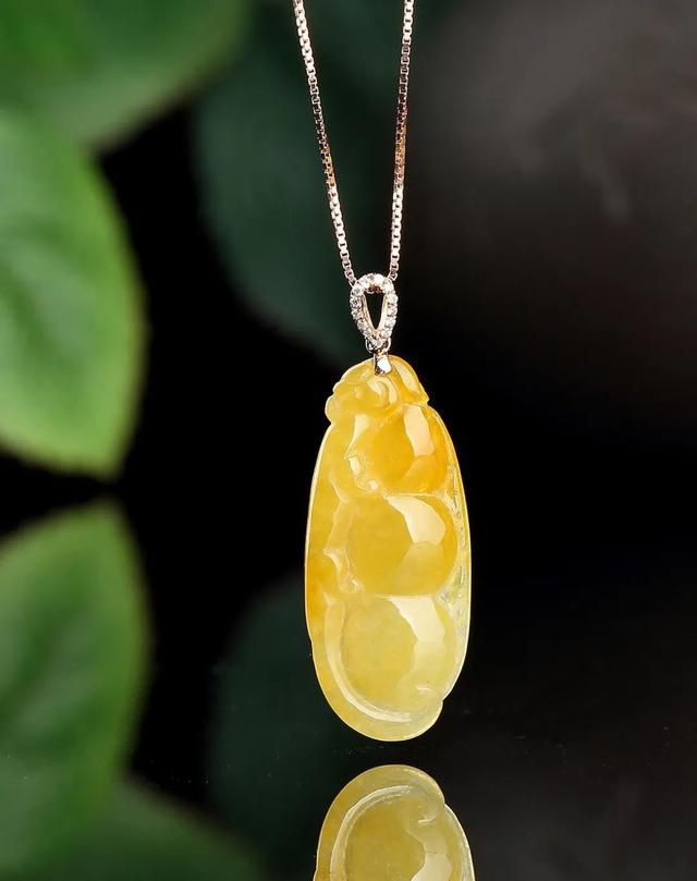 和田玉籽料|有金翡翠之称的黄翡,适不适合男士佩戴呢?