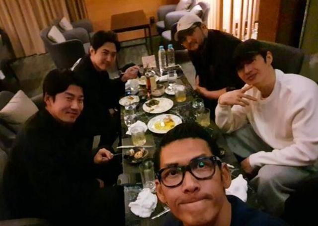 尹启相|尹启相与成员相约聚会，朴俊炯贴出自拍照5人齐聚，歌迷激动不已