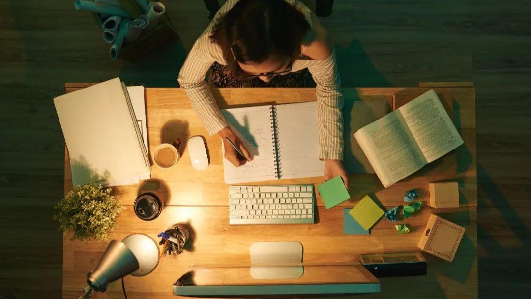 考试|1141万人考教资：焦虑的职场中年人，用“无用”证书换安全感！