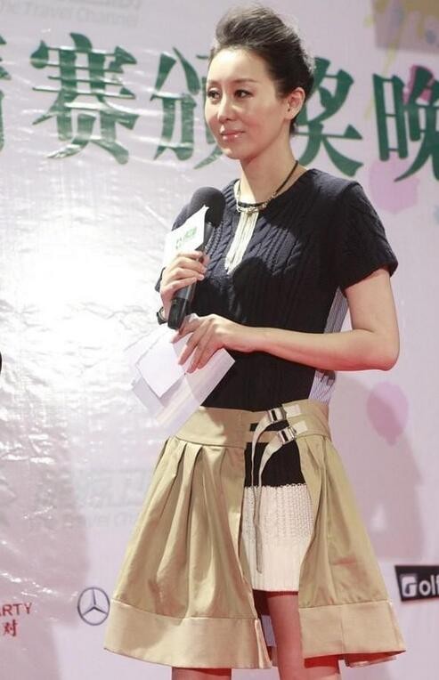 孙楠|孙楠二婚老婆身材真不赖!毛衣塞裙里穿还有细腰,52岁少女感满满