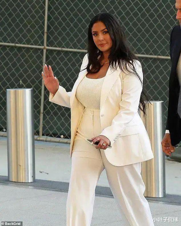 瓦妮莎|40岁瓦妮莎庭外哭泣,穿奶白西装身姿挺拔,体重200斤却是小脸