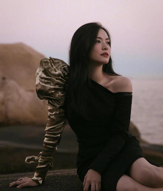 姚晨|姚晨染酷炫金发,形象变化太大,魅力四射,像谷爱凌?