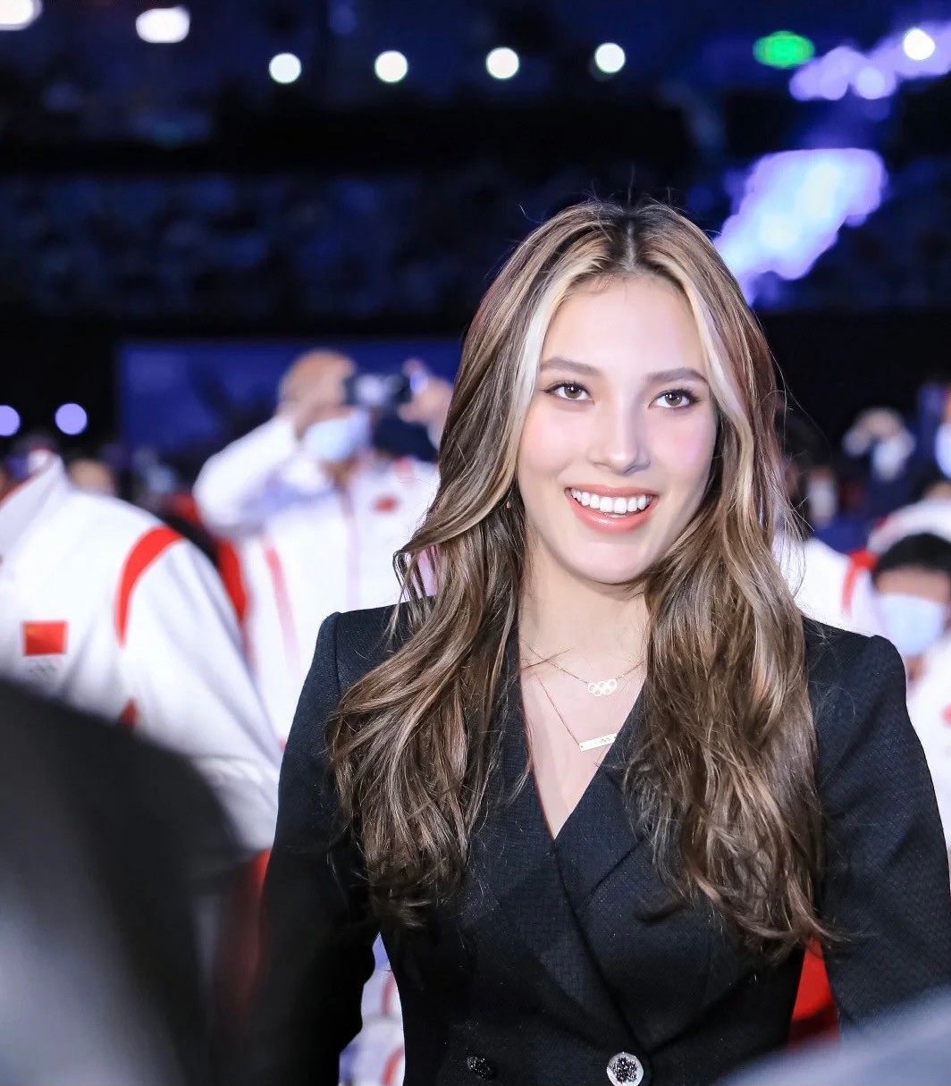 王冰冰|谷爱凌上央视表演,合影王冰冰!穿黑色外套性感,18岁身材曼妙