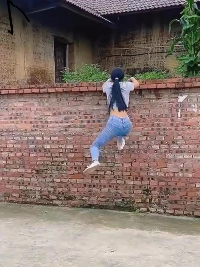 女子翻墙回老家遭路人误会,路人质问:是不是别人的老公回来了