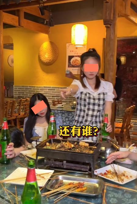 男友去接了一个电话,女子就将众同事灌醉,男友苦笑:真是倒霉