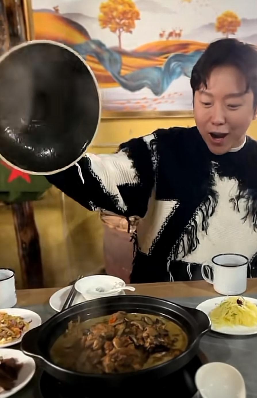 李玉刚农村老家罕曝光,厨房屋顶都是木头构建,柴火灶满是裂痕