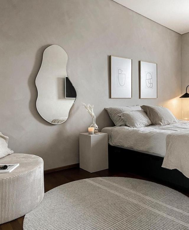 水泥灰墙的白色房子，别致的露台随意的画，与家一起的时光很舒服