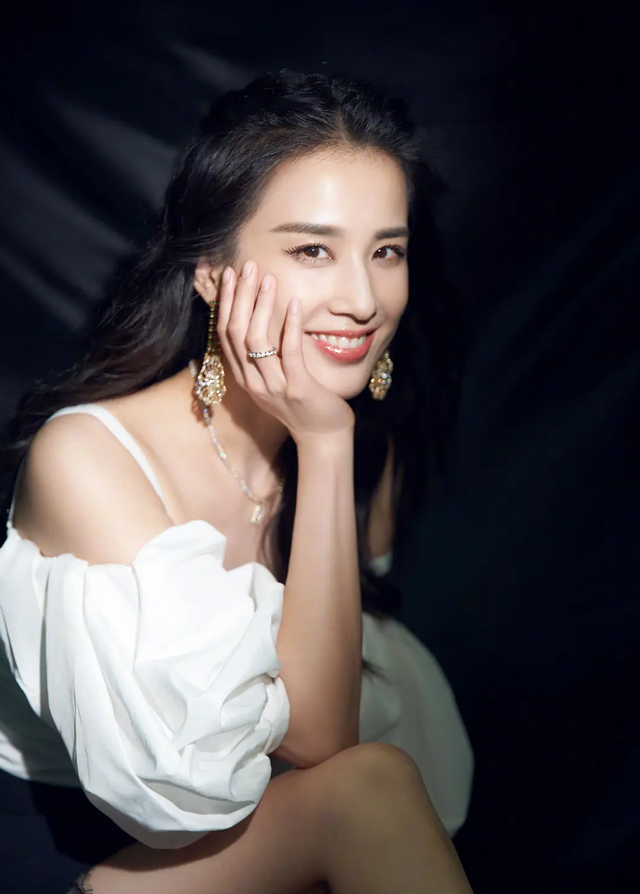 李施嬅|被“小三”八年才沉冤，连丈夫前妻都为她正名，黄圣依有啥魅力？