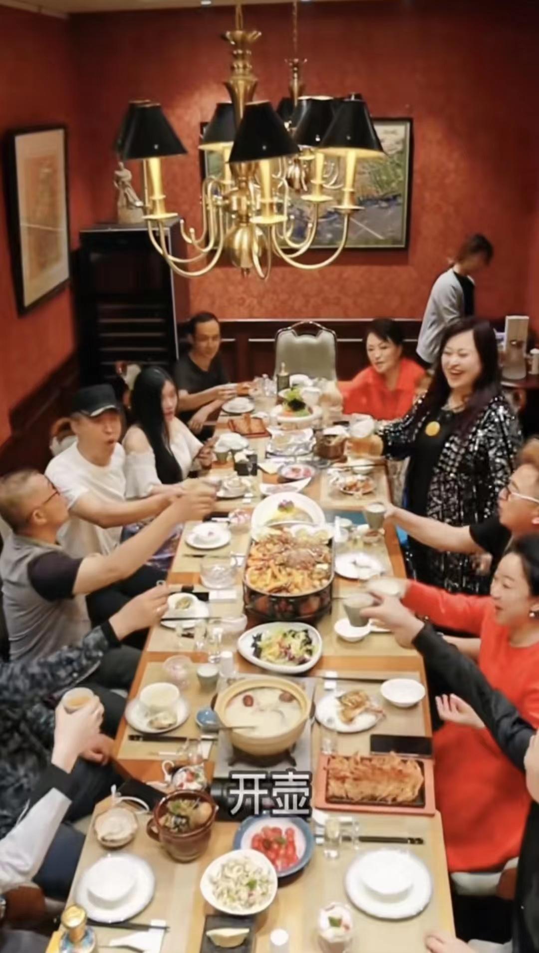 王璐瑶|王璐瑶82岁妈妈罕见露面,长相出众为俄罗斯族,两人同框像似姐妹