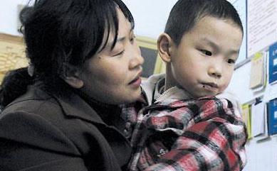 3岁男孩被丢幼儿园3天,竟无爸妈认领,园长看见书包里面红了眼