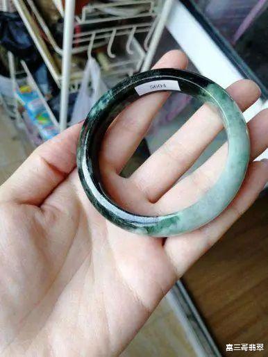 翡翠手镯|带色种水镯太贵？不妨了解下半山半水翡翠手镯，能省不少钱