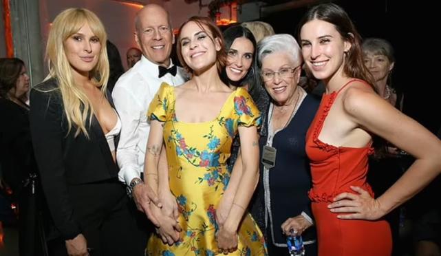 月亮|硬汉布鲁斯患失语症退圈:3年前已无法表演,将由两任妻子共同照顾