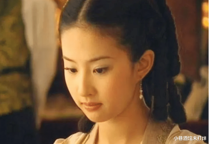 刘亦菲|刘亦菲逛街被偷拍！与友人路边热聊，主动同狗仔挥手打招呼太可爱