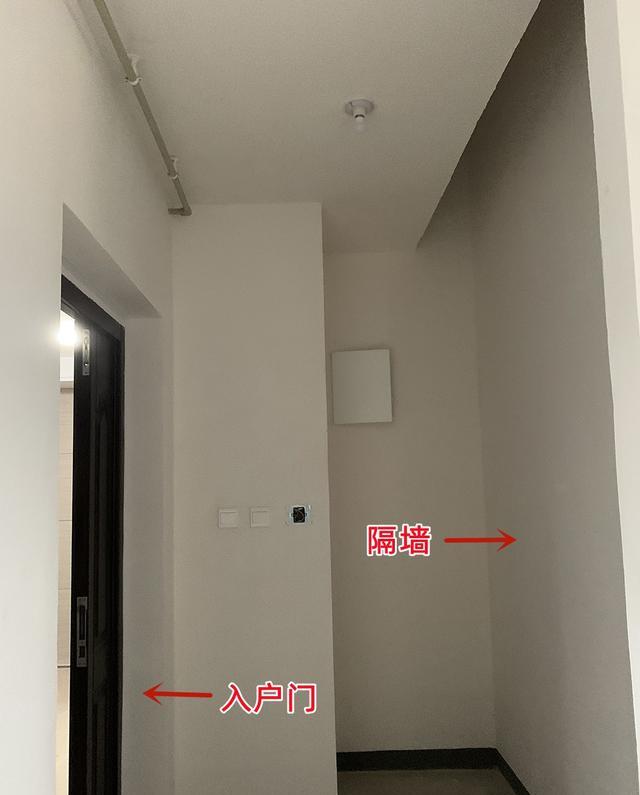 这4家玄关出奇一致:拆墙换柜子,隔断收纳两不误,客厅顺带显大
