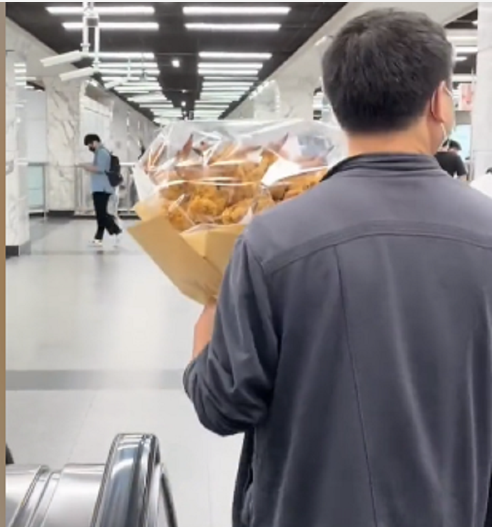 广州:一男子地铁抱“鸡腿花”赴约,网友:幸福的泪水从嘴角流下