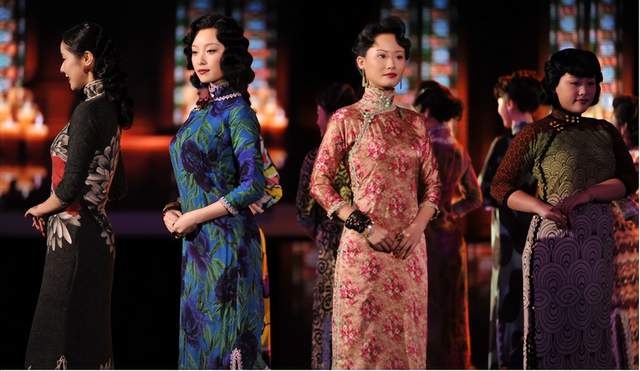 金陵十三钗|金陵十三钗里的小暮转型做Coser，发了几条黑丝宅舞后，粉丝涨到30万