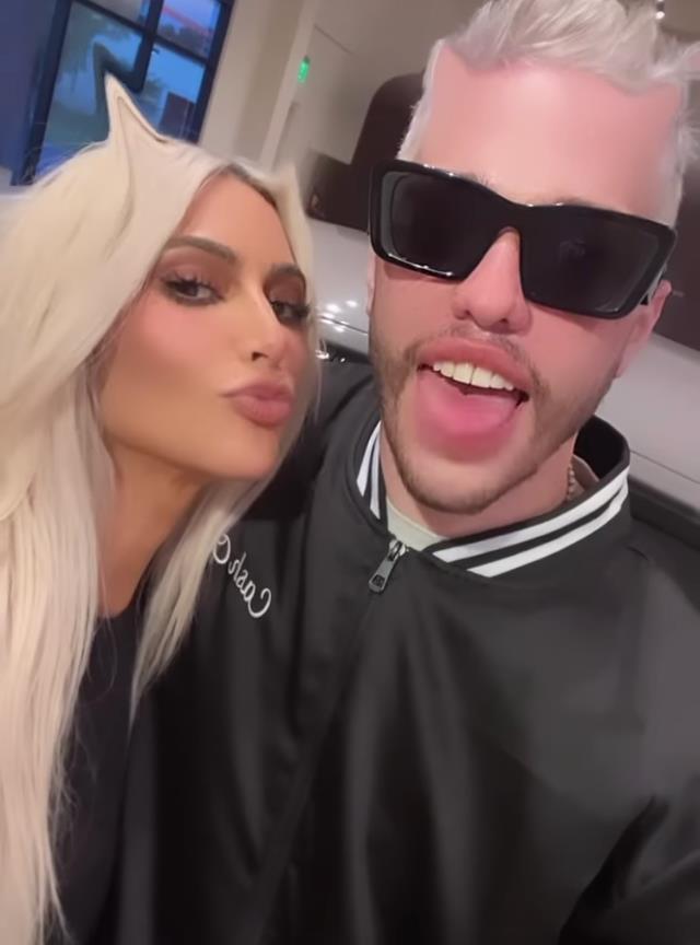 金·卡戴珊|41岁卡戴珊，继续热恋，28岁男友也染白发，连续秀恩爱 心疼坎爷