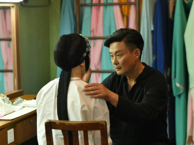 邢岷山|演员邢岷山:娶恩师女儿为妻,宠妻如宝30年,带着岳父母拍戏