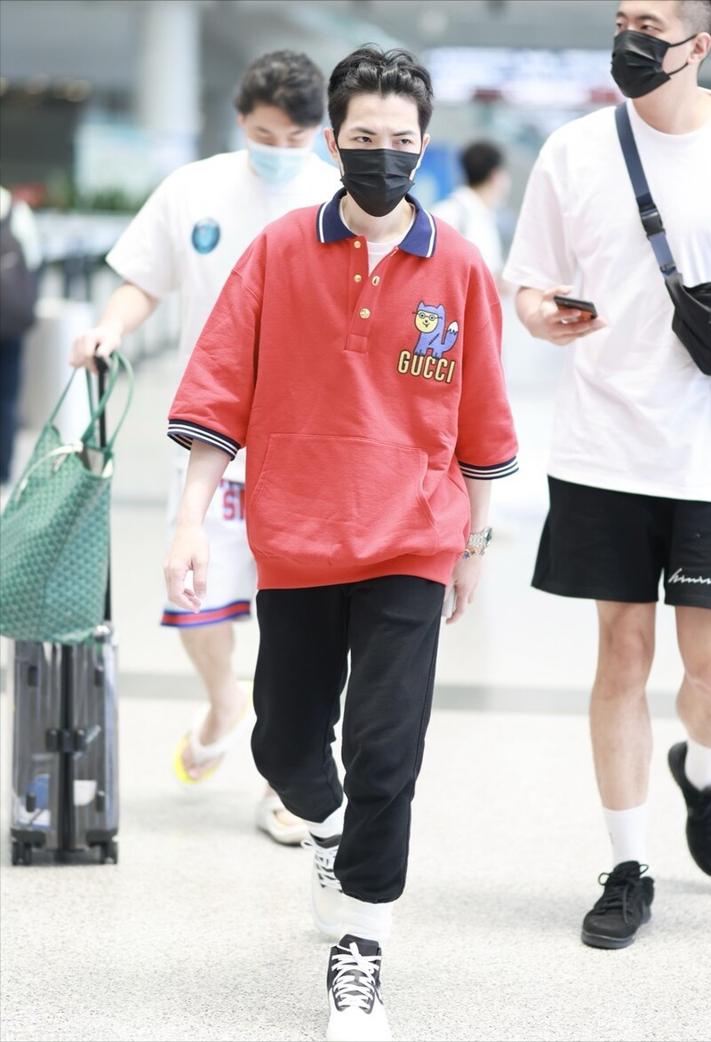 萧敬腾|萧敬腾时尚感真好,把大红色T恤穿得这么潮,造型很抢眼