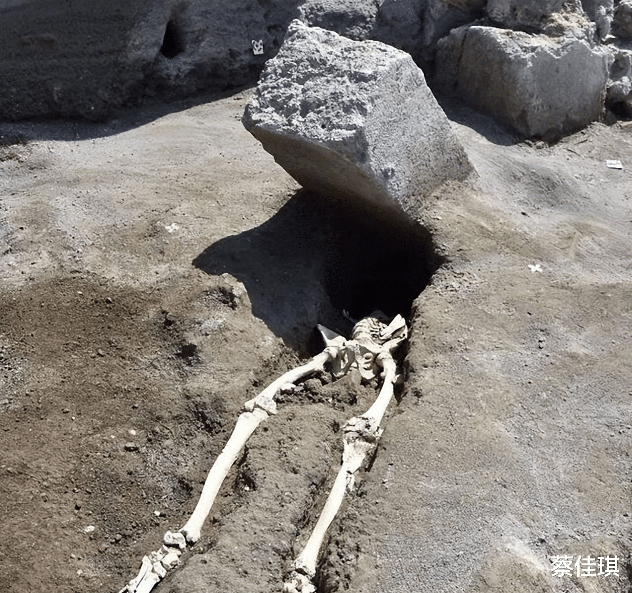 |22张图看世界：哥伦比亚农民挖到大量现金，盘龙古道S弯令人惊叹