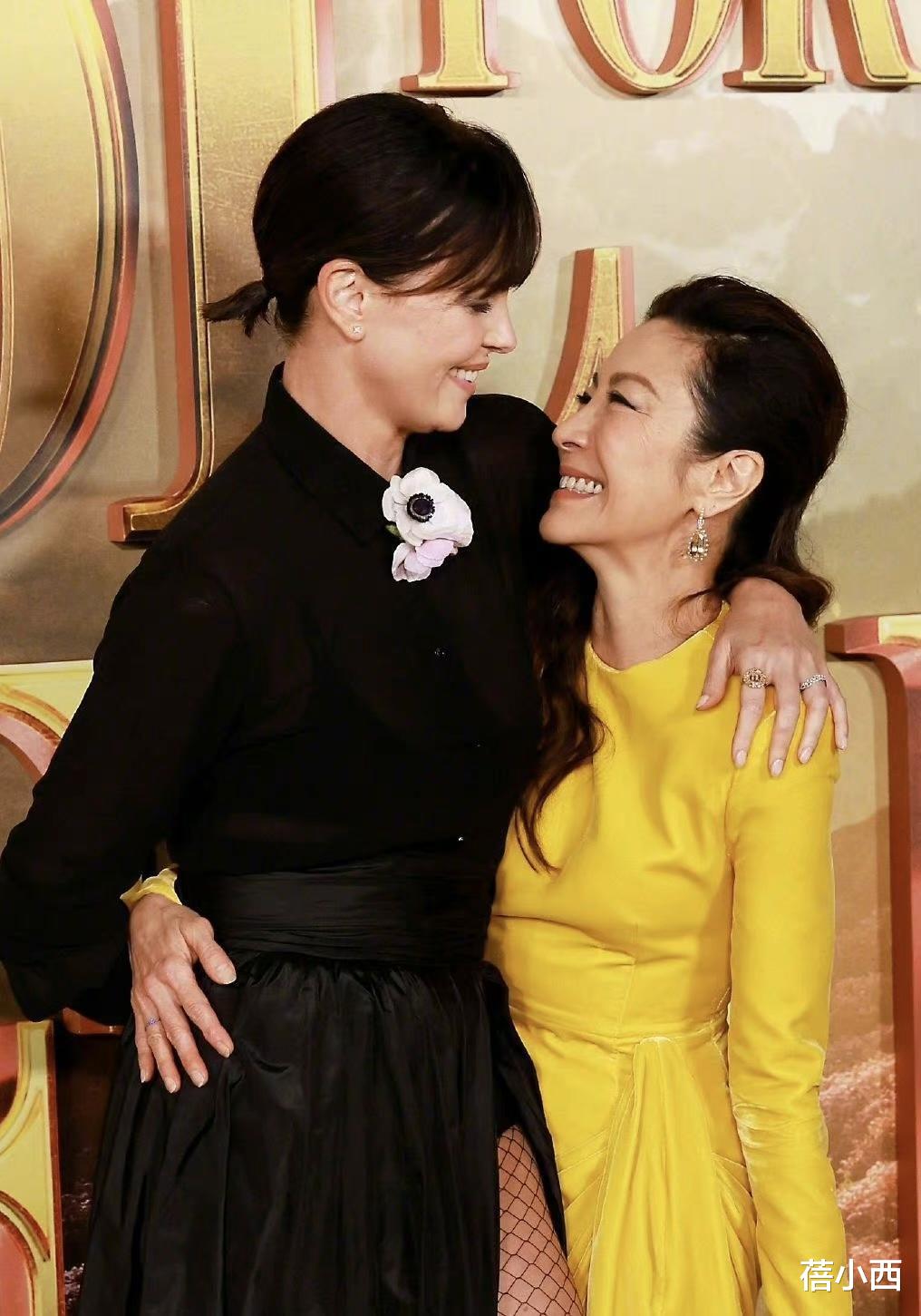 杨紫琼|杨紫琼越老越有韵味,穿黄色连衣裙配高跟鞋,比外国女明星还高级