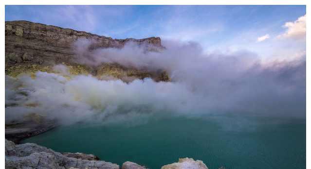 火山喷发形成大量“黄金”，150名矿工不要命的搬运