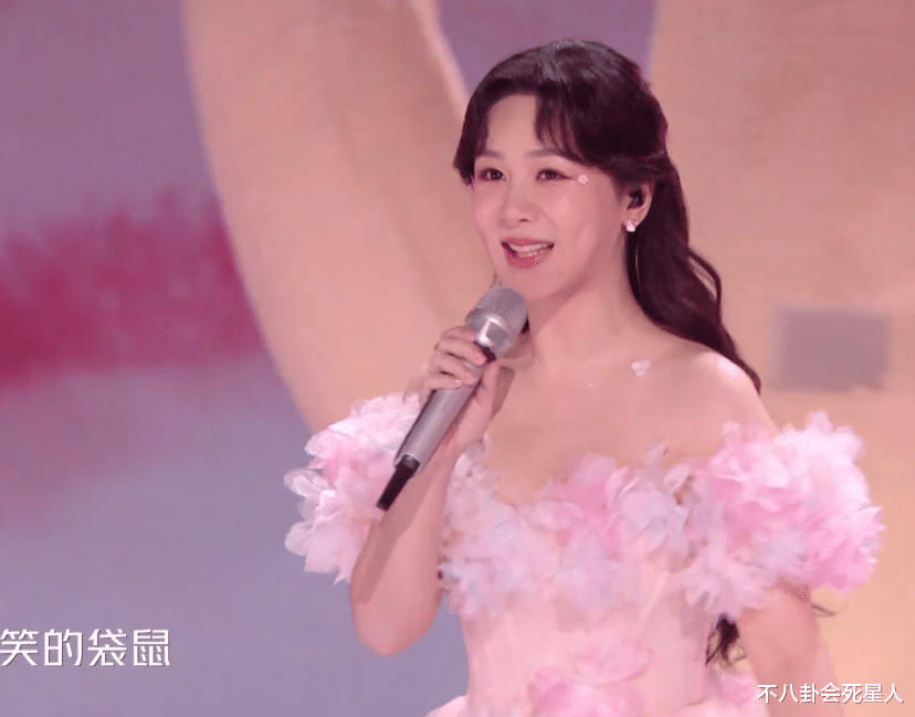 跨年 ?26位女星跨年争艳大戏:杨幂穿貂,杨紫撩开刘海,一个比一个有招