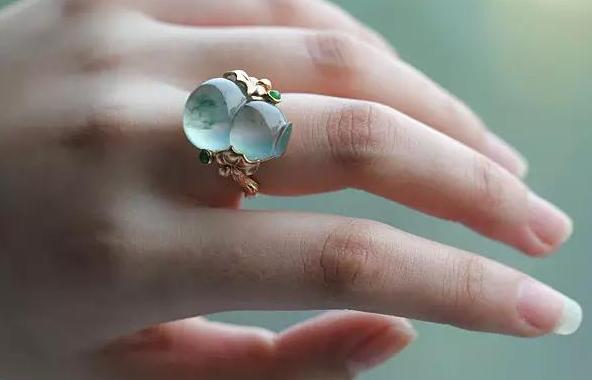 翡翠|夏季佩戴翡翠需要注意哪些？这三点很重要，看看有没有你知道的！