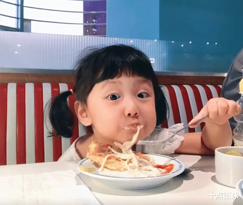 安贤洙|安贤洙晒韩国度假生活！陪女儿吃饭自拍，直播称不后悔执教中国队