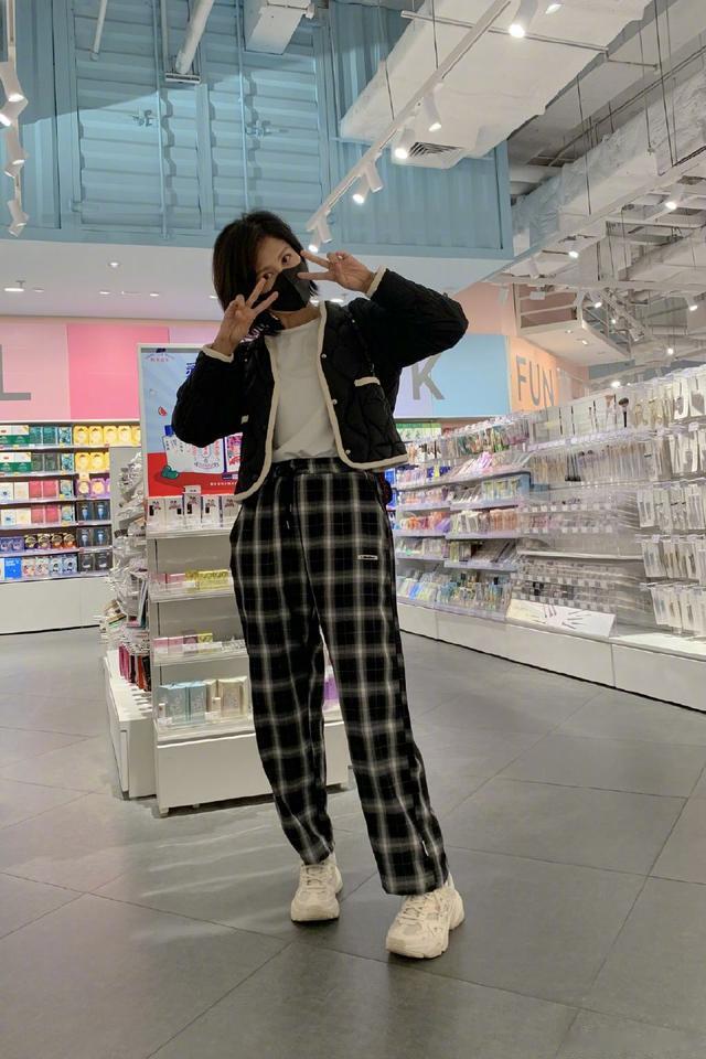 鲍蕾|上海男星陆毅与妻女同游商场!贝儿身高赶上鲍蕾 一家四口温馨有爱