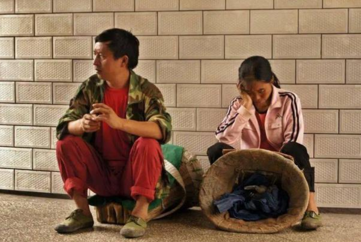 小伙在工地搬砖,一女工半夜摸进他房间,想要跟他“搭伙过日子”