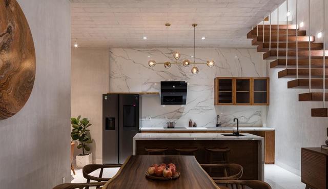 2天井搭建楼梯，将四层小楼拆分为二，190天井房不输带院别墅