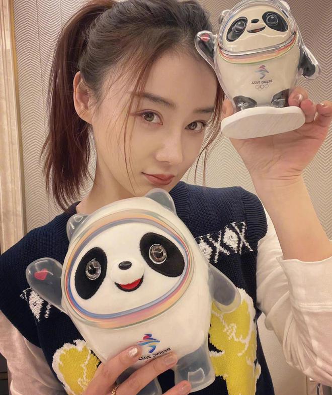 35岁袁姗姗晒出独居生活照,全屋乱到超乎想象,网友:很有烟火味