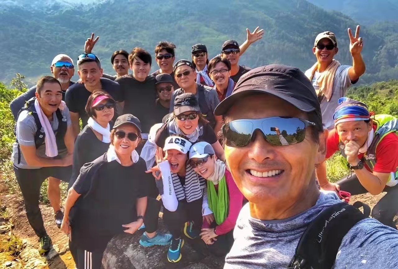 周润发|66岁周润发罕见同框廖碧儿，鬓角全白仍帅气，两人意外撞脸似父女