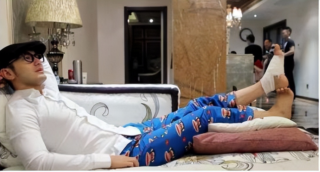 黄晓明|她是否还记得黄晓明的好？离婚才两个月，杨颖受尽人间冷暖