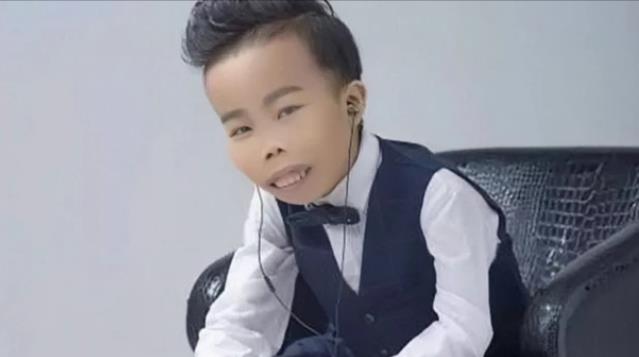 陈山|“外星人”陈山:靠丑走红网络,为赚钱不顾底线,终究是昙花一现