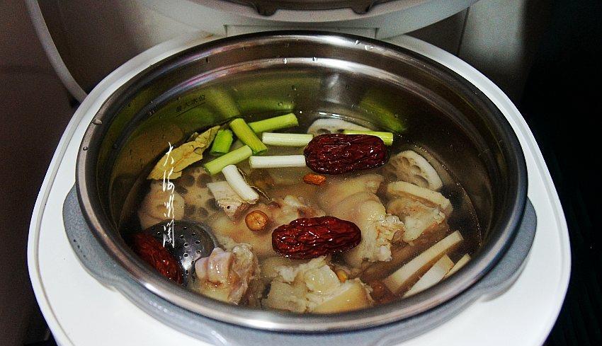 冬天,女人别管多忙,这汤隔三差五煮一锅,皮肤光滑不显老