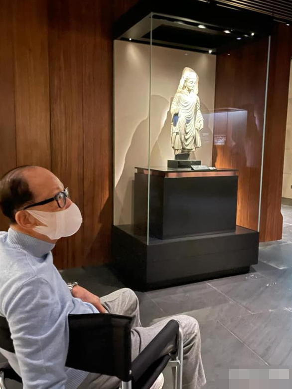 李嘉诚|94岁李嘉诚与次子现身寺庙,开滑板车上山不服老,3男1女小心护行