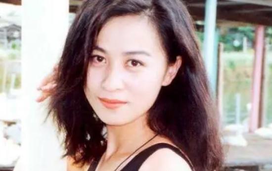 刘嘉玲|刘嘉玲从沪返回香港，与理发师亲密合照曝光，一次剪头发要六千多元！