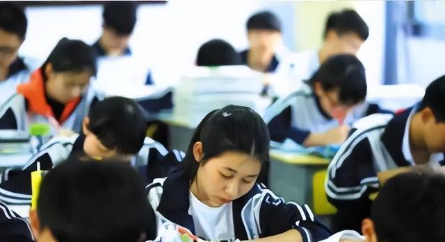 求职|家长晒考生录取通知书，称毕业后不愁找工作能捧得铁饭碗，被吐槽