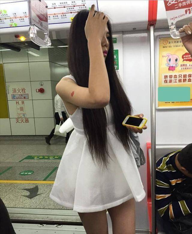 女子地铁上穿搭奇特,吸引大众眼球,网友:穿了又好像没穿